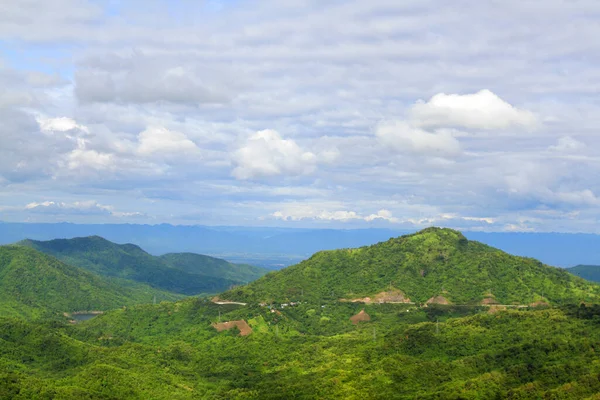 Tayland Kuzeyinde Mavi Gökyüzü Bulutla Seyahat Için Güzel Bir Dağ — Stok fotoğraf
