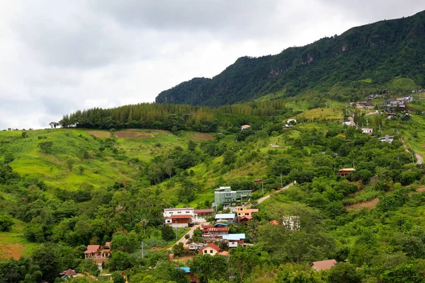 Muitos Casa Casa Construída Organizar Montanha Verde Com Fundo Céu — Fotografia de Stock