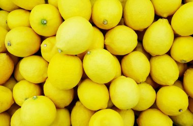 Süpermarkette plastik kutuda bir sürü taze limon var. Taze sebze ya da markette meyve. Arkaplan için renkli nesnelerin desen grubu.
