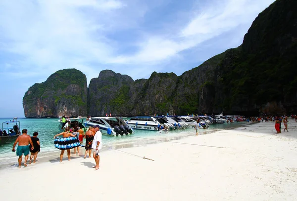 泰国克拉比 2017年4月28日 许多快艇 人或游客前往Pp岛上美丽的海滩和白沙滩 山蓝海空背景的海洋景观 访问地标 — 图库照片