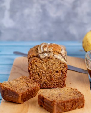 Kahvaltı için tahtanın üzerinde dilimlenmiş lezzetli muz ekmeği..