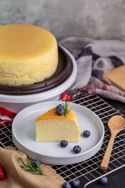 Beyaz tabakta yaban mersini soslu lezzetli Tayvan Castella keki..