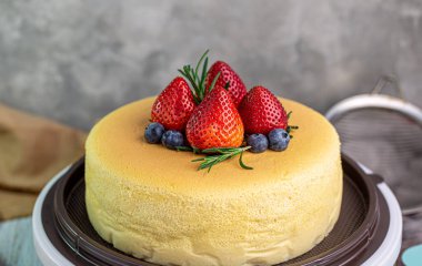 Ev yapımı Tayvan Castella keki, çilekli ve yaban mersinli, yakın plan.