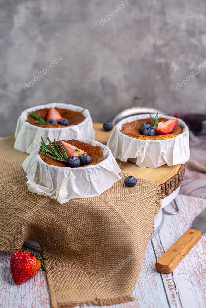 Tarta de Queso Quemado, Tarta de Queso Vasca con cobertura de fresa y