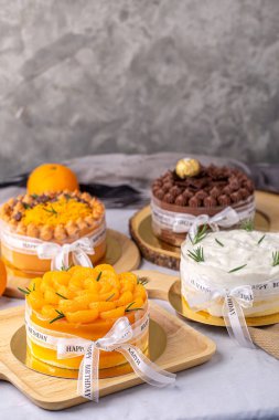 Tahtada doğum günü pastası için süslenmiş lezzetli yumuşak pasta seti..