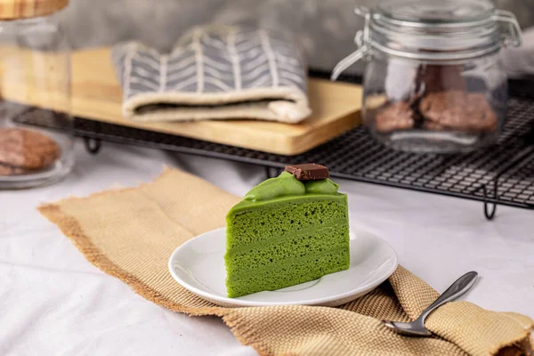 Japonés Matcha Verde Pastel Cubierta Con Chocolate Pasado Plato Blanco —  Fotos de Stock