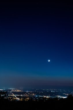Ayın yükselişine üzerinde bir şehir