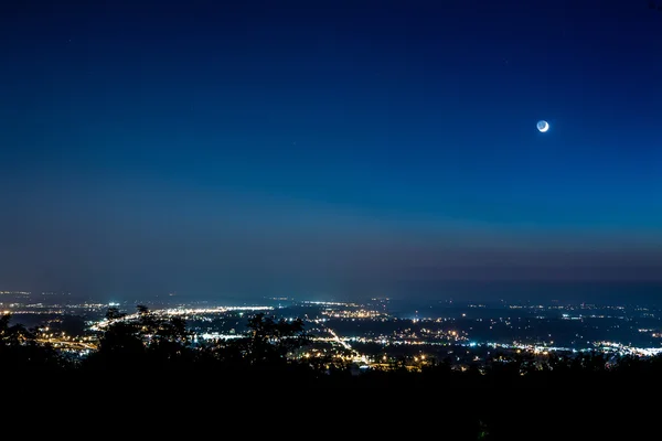 Moonrise sobre uma cidade — Fotografia de Stock