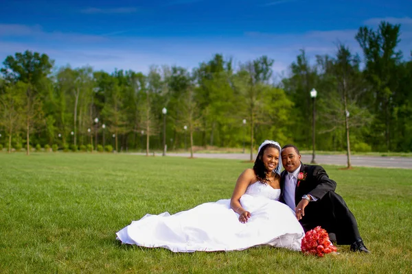 Bride and Groom on wedding day — Stock Photo, Image