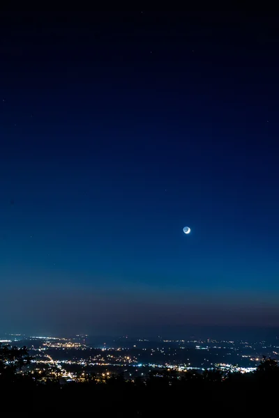 Moonrise över en stad — Stockfoto