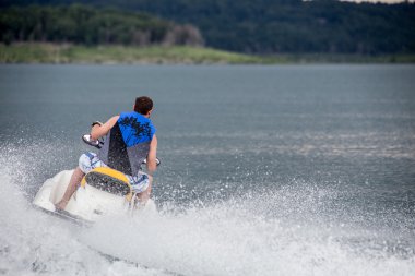 Jet ski 'ye binmek.