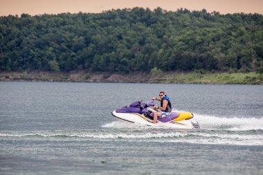 Jet ski 'ye binmek.
