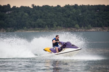 Jet ski 'ye binmek.