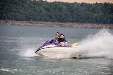 Jet ski 'ye binmek.