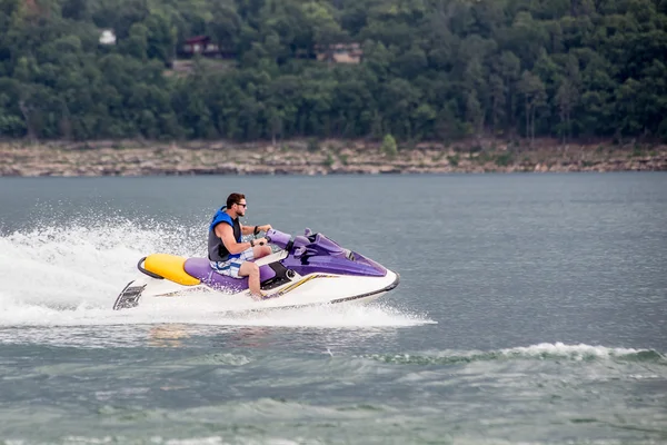 Montar um jet ski. — Fotografia de Stock