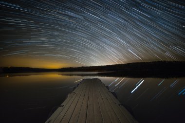 Göl üzerinde Startrails.