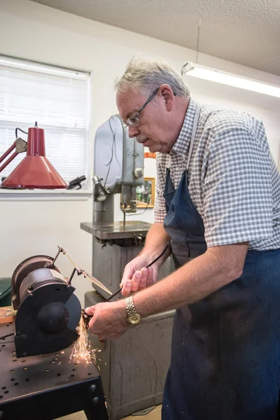 Retired man in workshop — Stockfoto