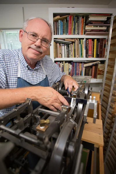 Retired man in workshop 免版税图库照片