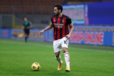Milano, İtalya. 08 Kasım 2020. Ac Milan 'dan Hakan Calhanoğlu, Ac Milan ile Hellas Verona arasındaki A karşılaşması sırasında.  