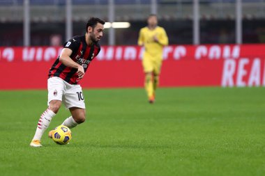 Milano, İtalya. 08 Kasım 2020. Ac Milan 'dan Hakan Calhanoğlu, Ac Milan ile Hellas Verona arasındaki A karşılaşması sırasında.  