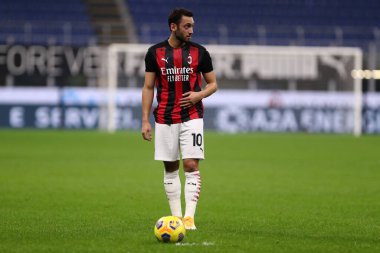 Milano, İtalya. 08 Kasım 2020. Ac Milan 'dan Hakan Calhanoğlu, Ac Milan ile Hellas Verona arasındaki A karşılaşması sırasında.  
