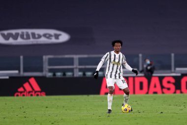 Torino, İtalya. 21 Kasım 2020. Juventus FC 'den Juan Cuadrado, Juventus Fc ve Cagliari Calcio arasında oynanan Serie A karşılaşmasında.   