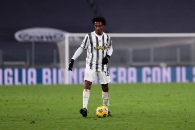 Torino, İtalya. 21 Kasım 2020. Juventus FC 'den Juan Cuadrado, Juventus Fc ve Cagliari Calcio arasında oynanan Serie A karşılaşmasında.   