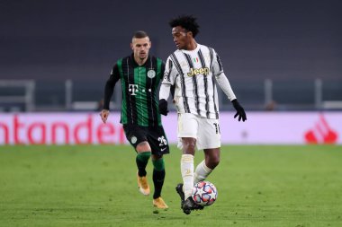 Torino, İtalya. 24 Kasım 2020. Juventus Fc 'den Juan Cuadrado UEFA Şampiyonlar Ligi G Grubu karşılaşmasında Juventus FC ve Ferencvaros Budapeşte arasında oynanan karşılaşmada.