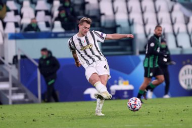Torino, İtalya. 24 Kasım 2020. Juventus Fc 'ten Matthijs de Ligt UEFA Şampiyonlar Ligi G Grubu karşılaşmasında Juventus FC ve Ferencvaros Budapeşte arasında oynanan karşılaşmada.