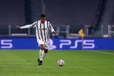 Torino, İtalya. 24 Kasım 2020. Juventus Fc takımından Alex Sandro UEFA Şampiyonlar Ligi G Grubu karşılaşmasında Juventus FC ve Ferencvaros Budapeşte arasında oynamıştır..