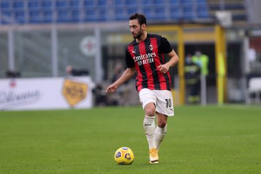 Milano, İtalya. 29 Kasım 2020. Serie A karşılaşmasında Ac Milan 'dan Hakan Calhanoğlu ile Acf Fiorentina arasında oynanan karşılaşma sırasında.