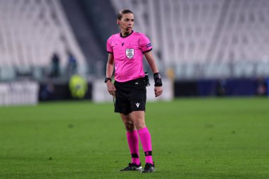 Torino, İtalya. 22 Aralık 2020. Stephanie Frappart, hakem, UEFA Şampiyonlar Ligi G Grubu maçında Juventus FC ve Dinamo Kyiv arasında.