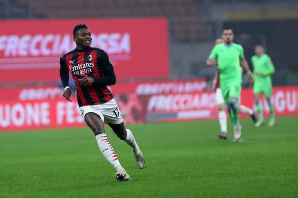 Milano, İtalya. 23 Aralık 2020. Ac Milan 'dan Rafael Leao, 23 Aralık 2020 tarihinde İtalya' nın Milano kentinde Stadyum Giuseppe Meazza 'da Ac Milan ile Ss Lazio arasında oynanan karşılaşma sırasında.