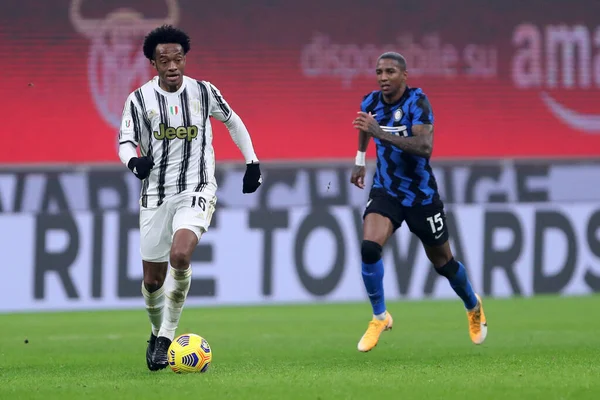 Milano, İtalya. 22. Fabruary 2021. Juventus Fc 'den Juan Cuadrado Coppa Italia yarı final ilk ayak maçı sırasında Fc Internazionale ve Juventus Fc arasında.