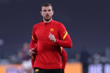 Torino, 06 Şubat 2021. Seriden As Roma 'dan Edin Dzeko Juventus Fc ile Roma arasındaki A karşılaşması sırasında 