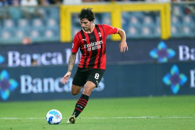 Cenova, İtalya. 23 Ağustos 2021. Serie A karşılaşmasında Ac Milan 'dan Sandro Tonali ile Uc Sampdoria ve Ac Milan arasında.