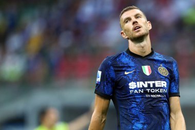Milano, 21 Ağustos 2021. Fc Internazionale 'den Edin Dzeko, Stadio Giuseppe Meazza' da Fc Internazionale ve Cenova Cfc arasında oynanan Serie A maçı sırasında .