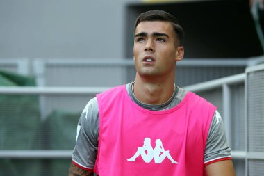 Milano, 21 Ağustos 2021. Cenova Cfc 'den Laurens Serpe, Stadio Giuseppe Meazza' da Fc Internazionale ile Cenova Cfc arasında oynanan Serie A maçına bakıyor. .