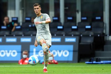 Milano, 21 Ağustos 2021. Genoa Cfc takımından Laurens Serpe, Fc Internazionale ile Stadio Giuseppe Meazza 'daki Genoa Cfc arasında oynanan Serie A karşılaşmasında topu kontrol ediyor. .