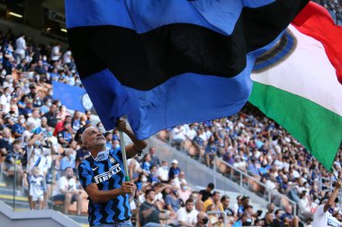 Milano, 21 Ağustos 2021. Stadyum Giuseppe Meazza 'da Fc Internazionale ve Cenova Cfc arasında oynanan A Serisi maçında Fc Internazionale taraftarları .