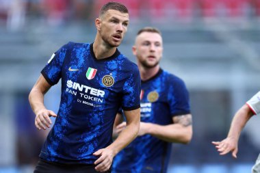 Milano, 21 Ağustos 2021. Fc Internazionale 'den Edin Dzeko, Fc Internazionale ile Giuseppe Meazza Stadyumu' ndaki Genoa Cfc arasında oynanan Serie A maçına bakıyor. .