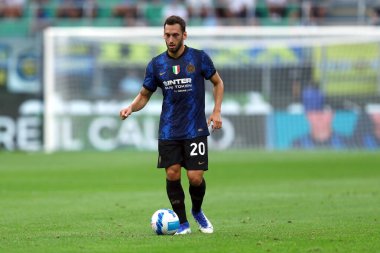 Milano, 21 Ağustos 2021. Fc Internazionale 'den Hakan Calhanoğlu, Fc Internazionale ve Ceneviz Cfc arasındaki A Serisi karşılaşması sırasında görev başında.
