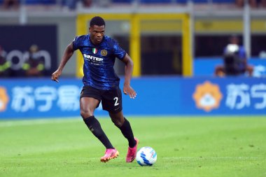 Milano, 21 Ağustos 2021. Fc Internazionale 'den Denzel Dumfries Fc Internazionale ve Ceneviz Cfc arasındaki Serie A maçı sırasında.