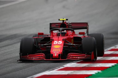 Spielberg, Avusturya. 2 Temmuz 2021. Scuderia Ferrari 'den Carlos Sainz Jr Avusturya Formula 1 Gran Prix 2021' in ücretsiz antrenmanı sırasında yolda. 
