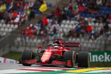Spielberg, Avusturya. 2 Temmuz 2021. Scuderia Ferrari 'den Charles Leclerc Avusturya Formula 1 Gran Prix 2021' in ücretsiz uygulaması sırasında yolda ilerliyor 