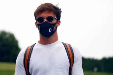 Spielberg, Avusturya. 1 Temmuz 2021. Alpha Tauri 'den Pierre Gasly Avusturya Formula 1 Grand Prix 2021' in önündeki ön gösterimlerde Paddock 'ta yürüyor 