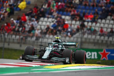 Spielberg, Avusturya. 2 Temmuz 2021. Aston Martin 'den Sebastian Vettel Avusturya Formula 1 Gran Prix 2021' in ücretsiz uygulaması sırasında yolda ilerliyor 
