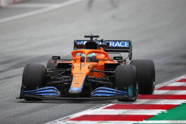 Spielberg, Avusturya. 2 Temmuz 2021. McLaren 'den Daniel Ricciardo Avusturya Formula 1 Gran Prix 2021' in ücretsiz uygulaması sırasında yolda ilerliyor 
