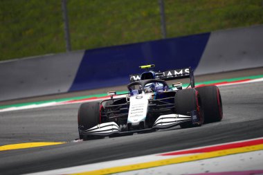 Spielberg, Avusturya. 2 Temmuz 2021. Avusturyalı Nicholas Latifi, Formula 1 Gran Prix 2021 'in ücretsiz çalışması sırasında yolda ilerliyor 