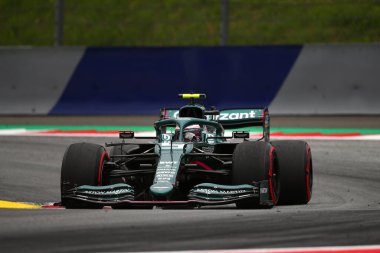 Spielberg, Avusturya. 2 Temmuz 2021. Aston Martin 'den Sebastian Vettel Avusturya Formula 1 Gran Prix 2021' in ücretsiz uygulaması sırasında yolda ilerliyor 